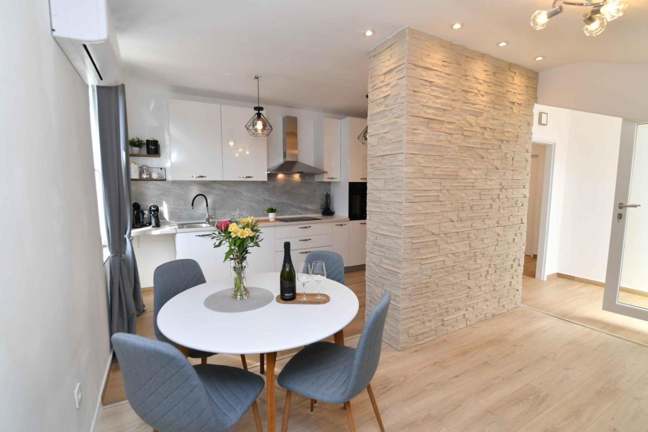 Apartman Leona Ловран Екстериор снимка