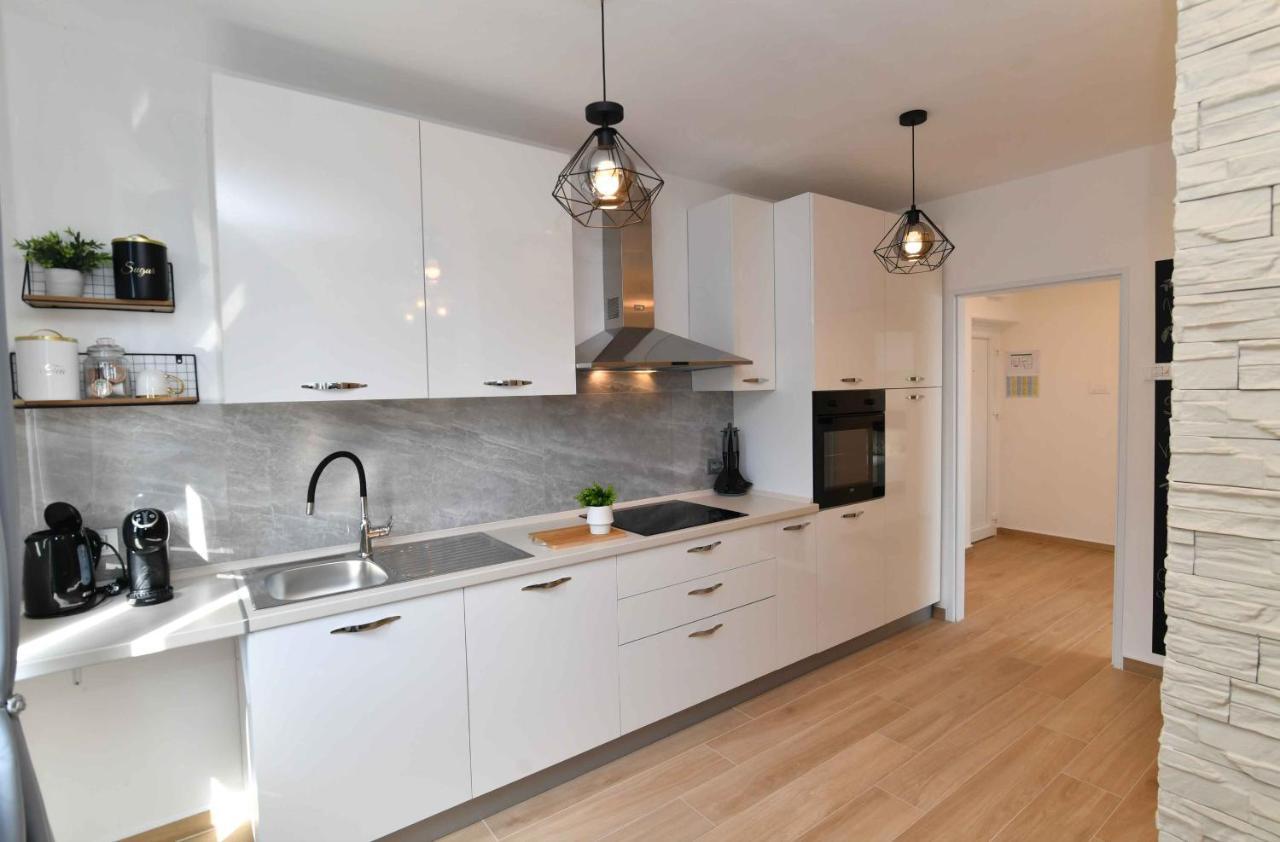 Apartman Leona Ловран Екстериор снимка